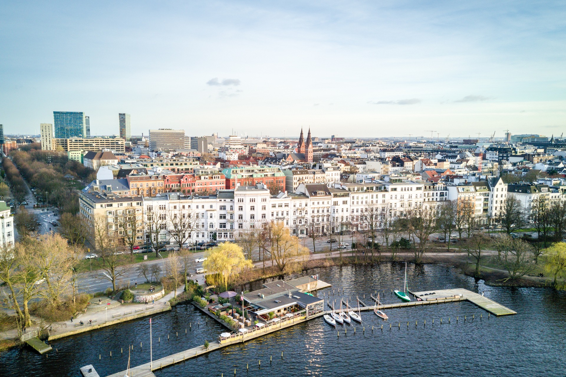 Blick auf das Hotel Bellevue und die Strasse "An der Alster" in Hamburg Aussenalster Hamburg Hotel Bellevue